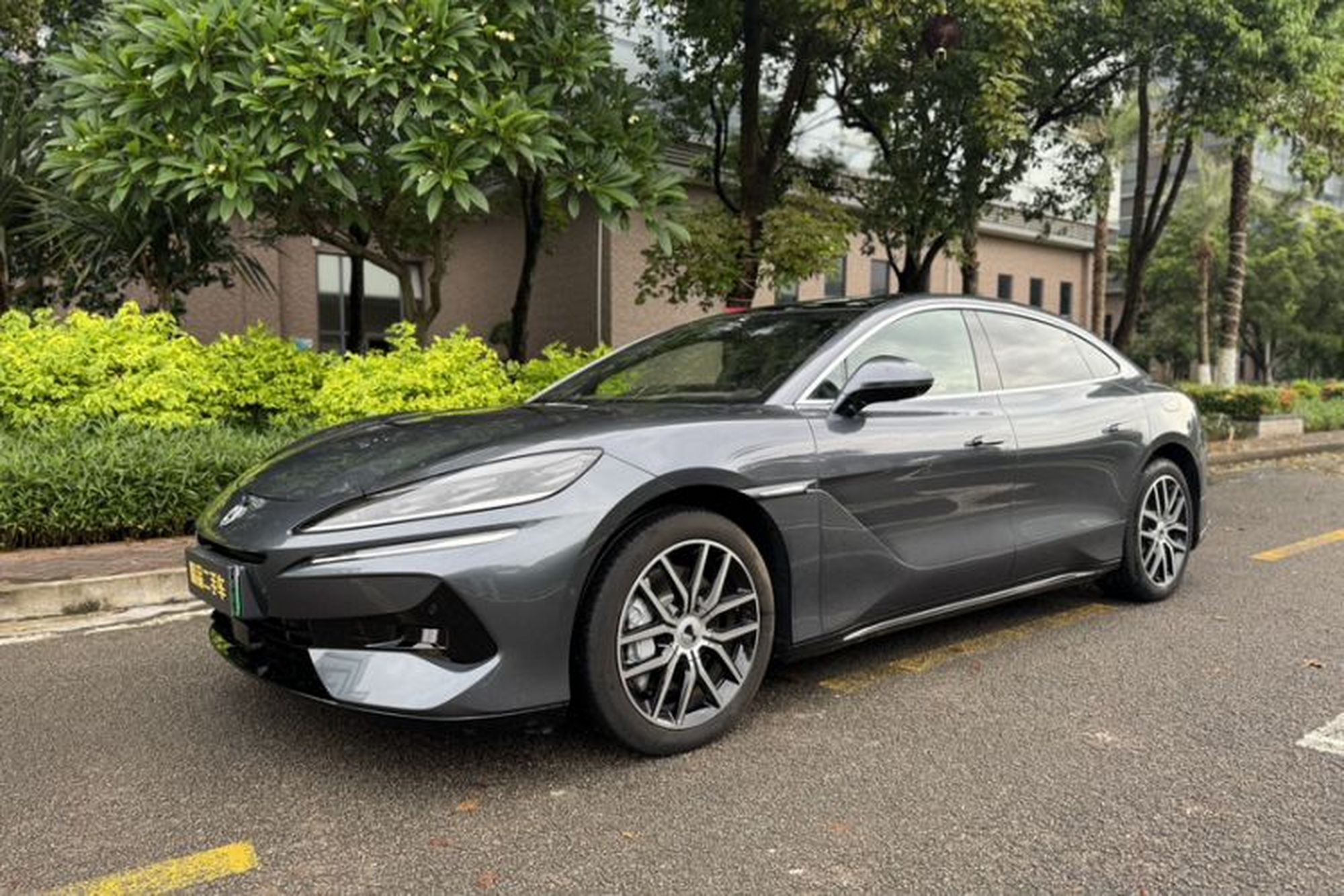 Denza Z9