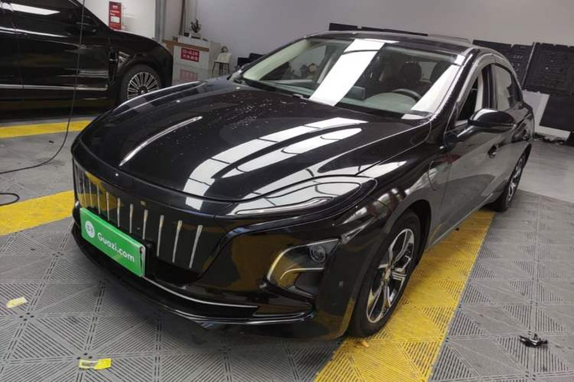 HongQi E-QM5